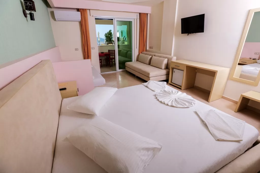 Picasso 6 - STD TRPL Pool View 1.jpg